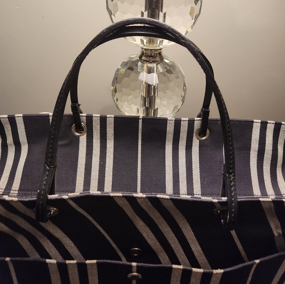 BURBERRY Large Tote Zip Shopper - Picture 4 of 15